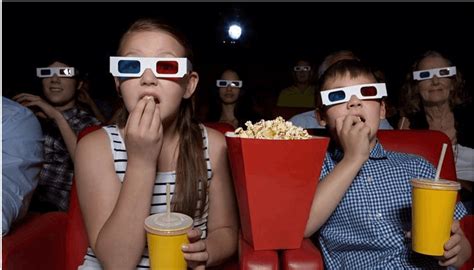 家长带孩子在电影院看电影高清图片下载-正版图片303084181-摄图网