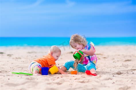 在夏日海滩上玩沙子高清图片下载-正版图片502907786-摄图网