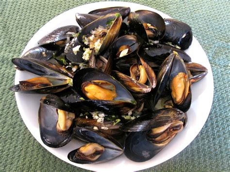 Mussels in a Lemon Garlic Butter Sauce - Poor Man's Gourmet Kitchen
