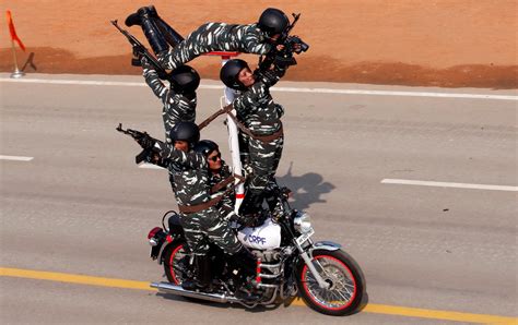 印度阅兵摩托车特技又出新花样 全女兵车队上阵