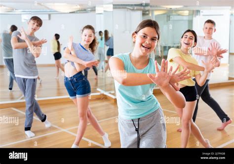 Girls Dance Exercise 的图像结果