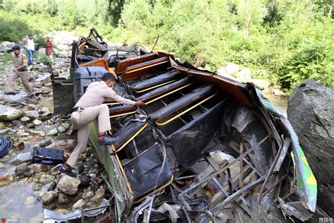 印度北部大巴车坠谷已致至少44死 车体扭曲变形-搜狐大视野-搜狐新闻