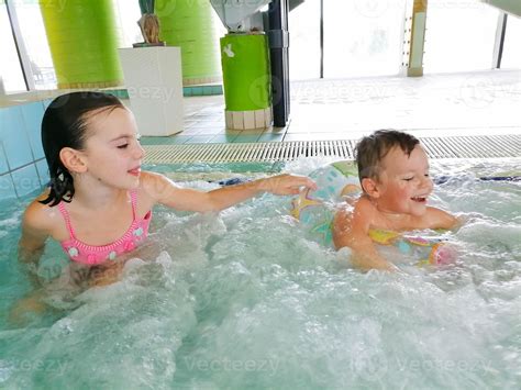 Sis vs Bro Swimming Pool 的图像结果