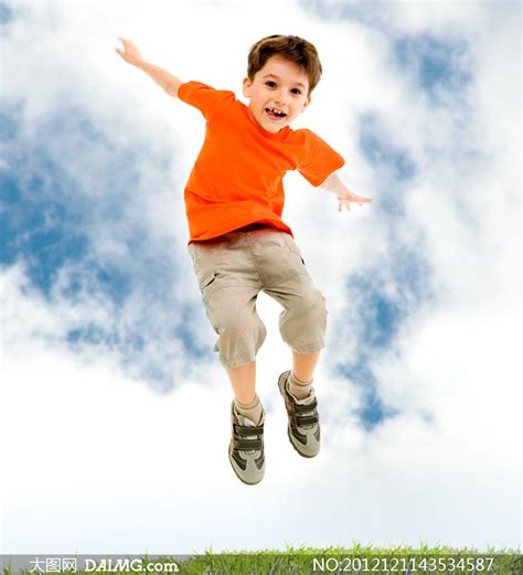高高跳起的小男孩人物摄影高清图片_大图网图片素材
