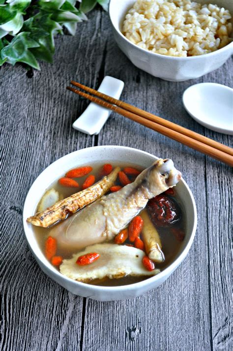 https://i0.wp.com/eatwhattonight.com/wp-content/uploads/2017/04/Chicken-Herbal-Soup_5.jpg