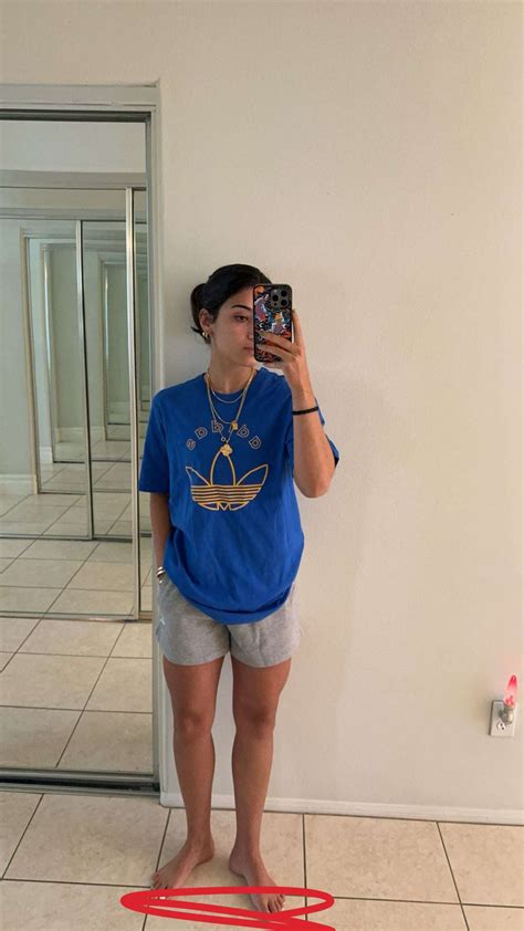 Sara Saffari's feet