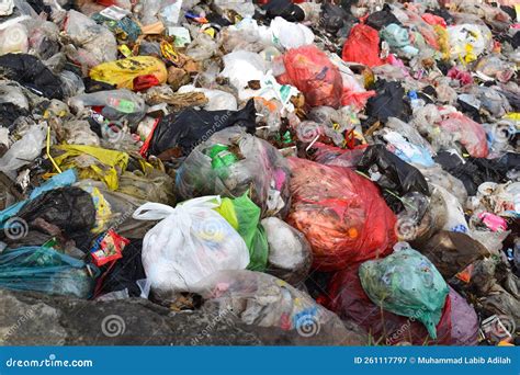 Pile of domestic garbage editorial photography. Image of disposal ...