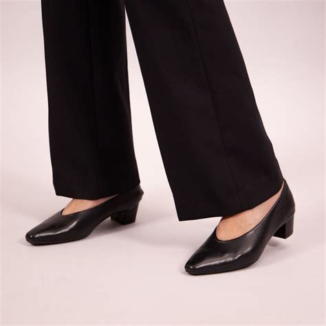 Classic Black Pumps Heels – The CAI Store