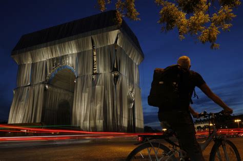 'Really alive': France unveils wrapped Arc de Triomphe - France 24
