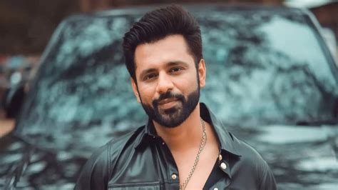 Rahul Vaidya Decides To Give EXPENSIVE Backpack To Fans; This Is His ...