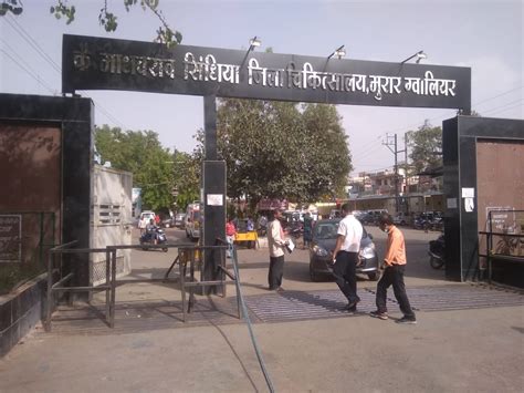 ग्वालियर जिला अस्पताल का वीडियो वायरल, "दवा नहीं दारू वाले डॉक्टर ...