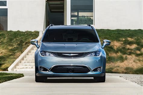 2017 Chrysler Pacifica Review