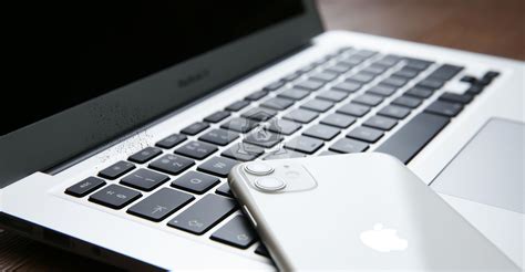 Layar MacBook Bergaris - Electro Mobile Apple Repair Service Store ...