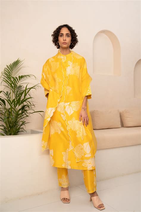 YELLOW FLORAL PRINTED TUNIC AND PANT WITH DUPATTA – ARCVSH by Pallavi Singh