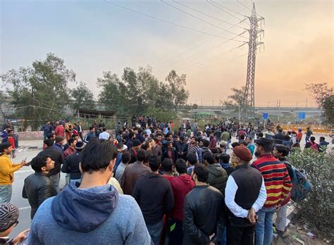 शाहीन बाग में सड़क खाली कराने पहुंचे लोग, 200 मीटर पहले पुलिस ने रोका ...