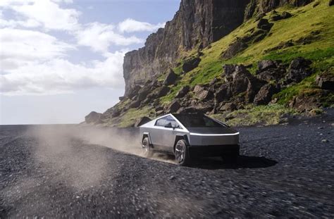 2025 Tesla Cybertruck Interior, Cargo Space & Seating | U.S. News