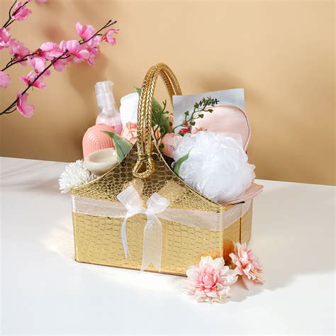 Warm embrace for her – BoxUp Luxury Gifting