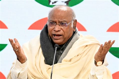 Kharge discusses strategy for 2026 Kerala Assembly polls