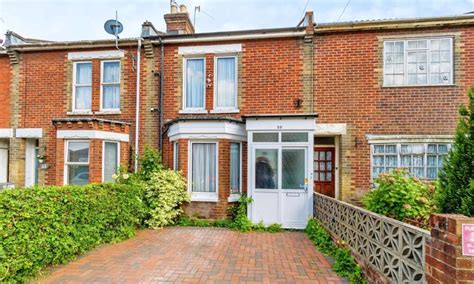 Ordinary two-bedroom house on sale for £325k but buyers stunned after ...