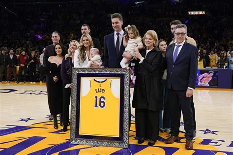 Pau Gasol gets emotional as Lakers retire jersey next to Kobe Bryant