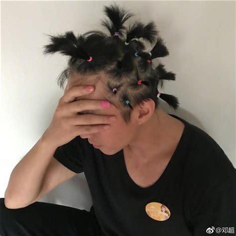 奇怪的发型增加了！邓超亮相上影节 发型搞怪吸睛_资讯-考拉TV-最全的海外华人影视网站