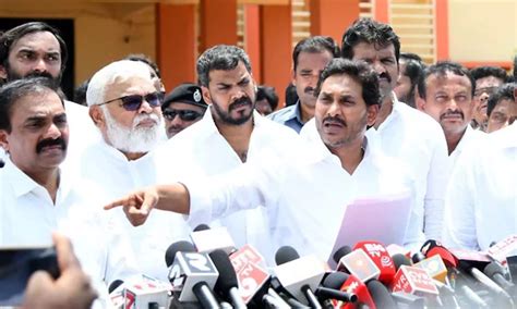 'మా వాళ్లను కొట్టి మాపై కేసులు పెడుతున్నారు.. ఇది అన్యాయం'.. వైఎస్ ...