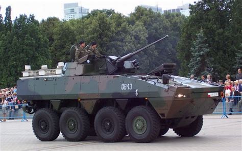 国产新一代轮式步兵战车亮相 作战能力迈入当今顶尖水平|轮式_新浪新闻