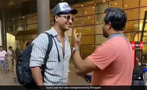 एयरपोर्ट पर अचानक सामने आया विक्की कौशल का फ्रेंड, एक्साइटमेंट में ...