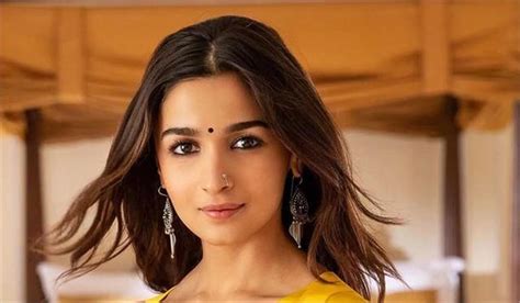 नाक में सोने की बाली पहनने से मजबूत होता वैवाहिक जीवन, यहां जानिए और भी ...