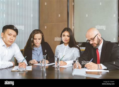 Modern Business People 的图像结果