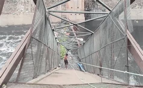 दिल्ली में बड़ा हादसा, नाले के ऊपर बना लोहे का पुल गिरा; एक महिला की ...