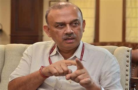 जानिए कौन हैं अतनु चक्रवर्ती, जिन्हें RBI ने HDFC बैंक का पार्ट टाइम ...