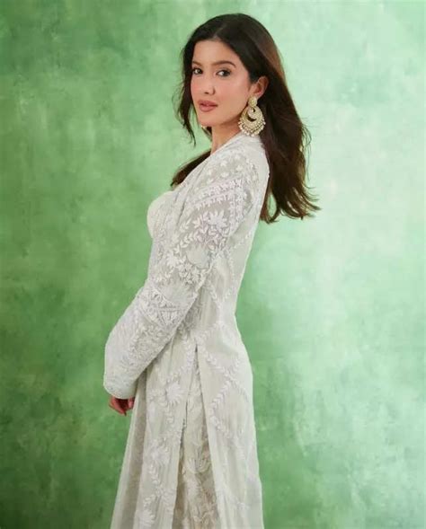 Shanaya Kapoor is making heads turn with her glamorous pictures in an ...