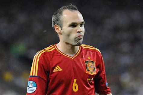 Spaniens Mittelfeldspieler Andres Iniesta trainiert junge ...