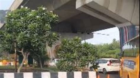 नोएडा के फ्लाईओवर से कैसे 30 फीट नीचे गिरा बाइक सवार, हुआ क्या, जानें ...