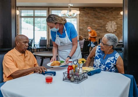 Senior Living Dining | Wellbrooke of South Bend | South Bend, Indiana
