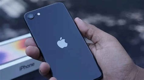iPhone SE: Apple’s trick to make you feel fancy without burning the bank