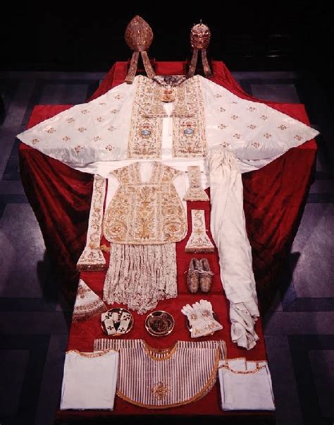 Papal Vestments - Caeremoniale Romanum