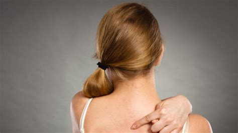 गर्मी में घमौरियों ने कर दिया है परेशान, तो करें ये उपाय 2 दिनों में ...