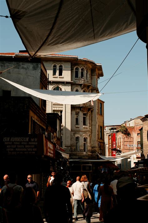 Group of People Standing 的图像结果