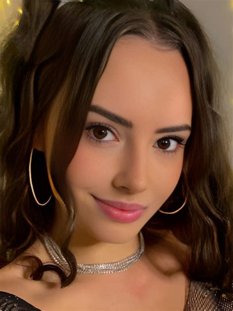 Stella Violet (Model) Wiki, Age, Height, Bio, Ethnicity, Boyfriend, Career and More