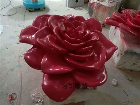 红的胜火，粉的似霞玻璃钢大型玫瑰花雕塑发展景区资源_添翼雕塑艺术-站酷ZCOOL