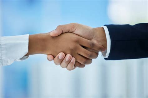 Business Handshake with Thank You Image 的图像结果