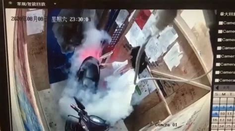 疑似名爵电动汽车起火自燃 现场出现爆炸_电车之家