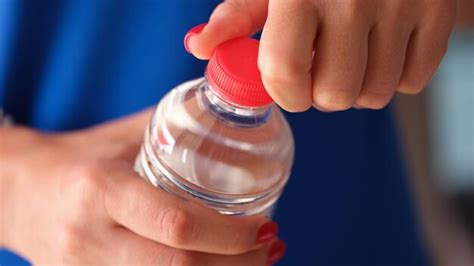 How To Clean Water Bottle Cap: बोतल के ढक्कन में जमी गंदगी नहीं हो रही ...
