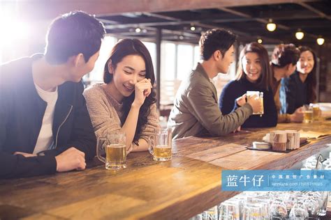 快乐的年轻情侣在酒吧喝酒聊天-蓝牛仔影像-中国原创广告影像素材