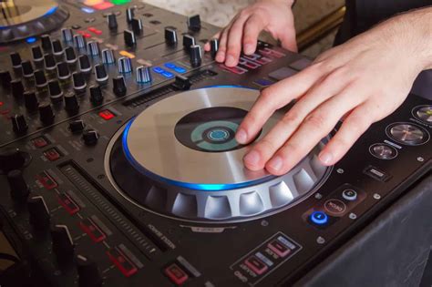Best Beginner DJ Controller: 5 Easy To Use DJ Controllers