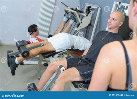 Gente Trabajando En Gimnasia Imagen de archivo - Imagen de gimnasio ...