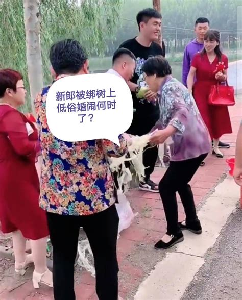 陕西现奇葩婚礼习俗 新郎官与公公婆婆被挂树上-新闻中心-南海网