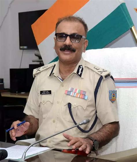 Urvashi Rautela turns heads with her Gujarati patola saree look worth ...